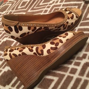 Yellow box cheetah wedges